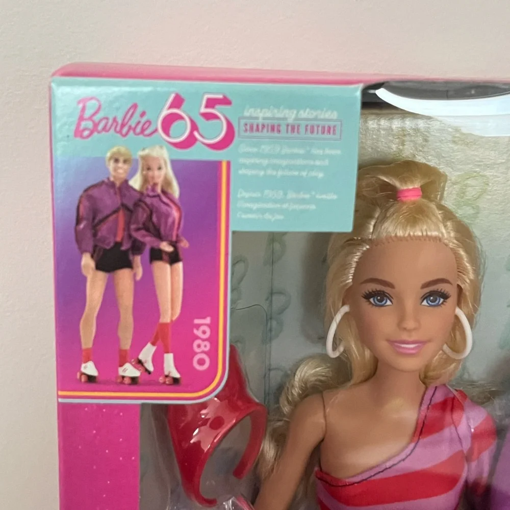 Barbie Fashionistas Set 65th Anniversary Collectible Roller-Skating - Picture 3 of 3